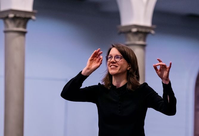 Judith Mohr dirigiert in der Trinitatiskirche Köln.